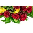 Kytice růží s fréziemi